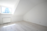 Renovierte 2-Zimmer-Wohnung in Bestlage von Köln-Weiden - Schlafzimmer