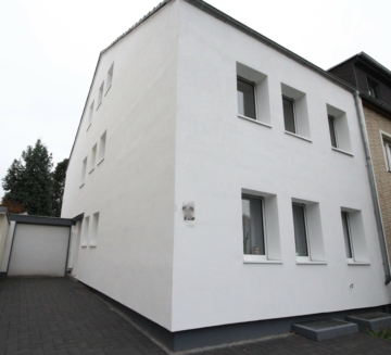Renovierte 2-Zimmer-Wohnung in Bestlage von Köln-Weiden, 50858 Köln, Dachgeschosswohnung